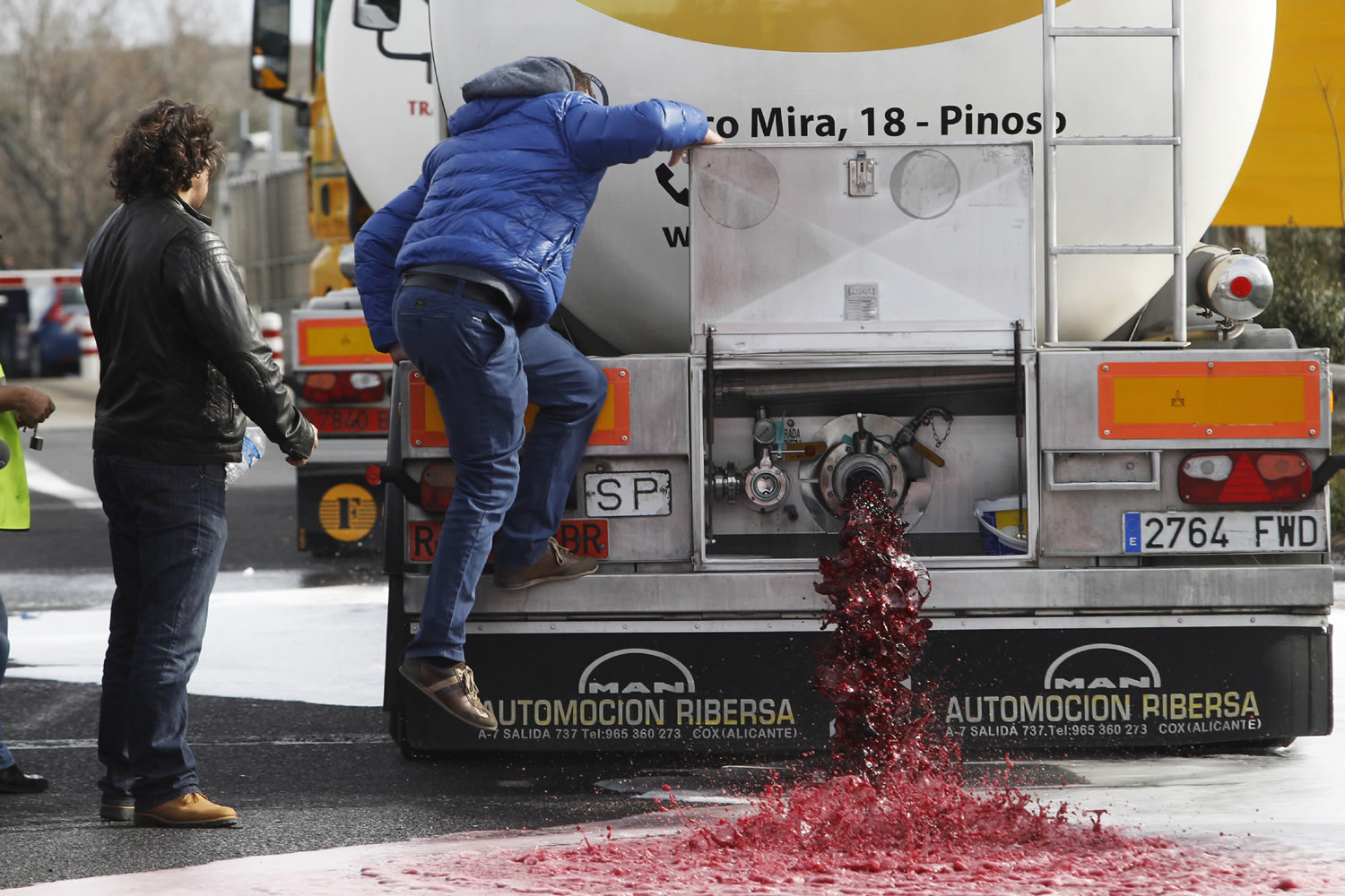 Francia declara la guerra del vino a España: «derramaremos muchas más cisternas»