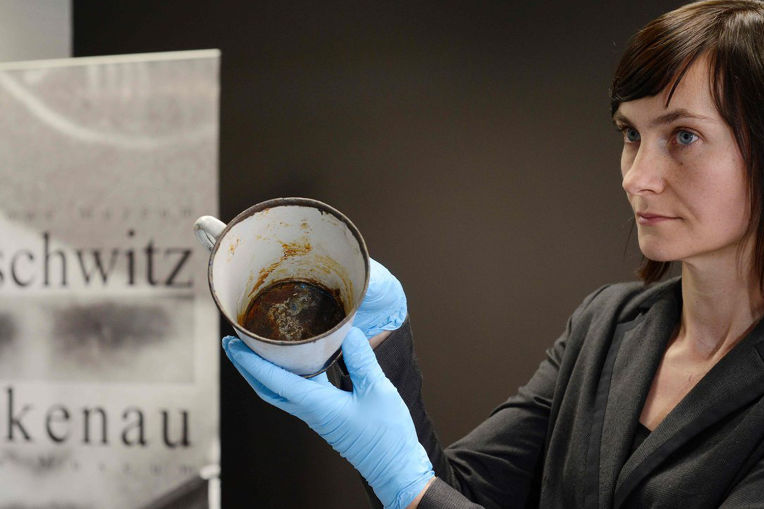 El Museo de Auschwitz encuentra joyas escondidas en una jarra de 70 años