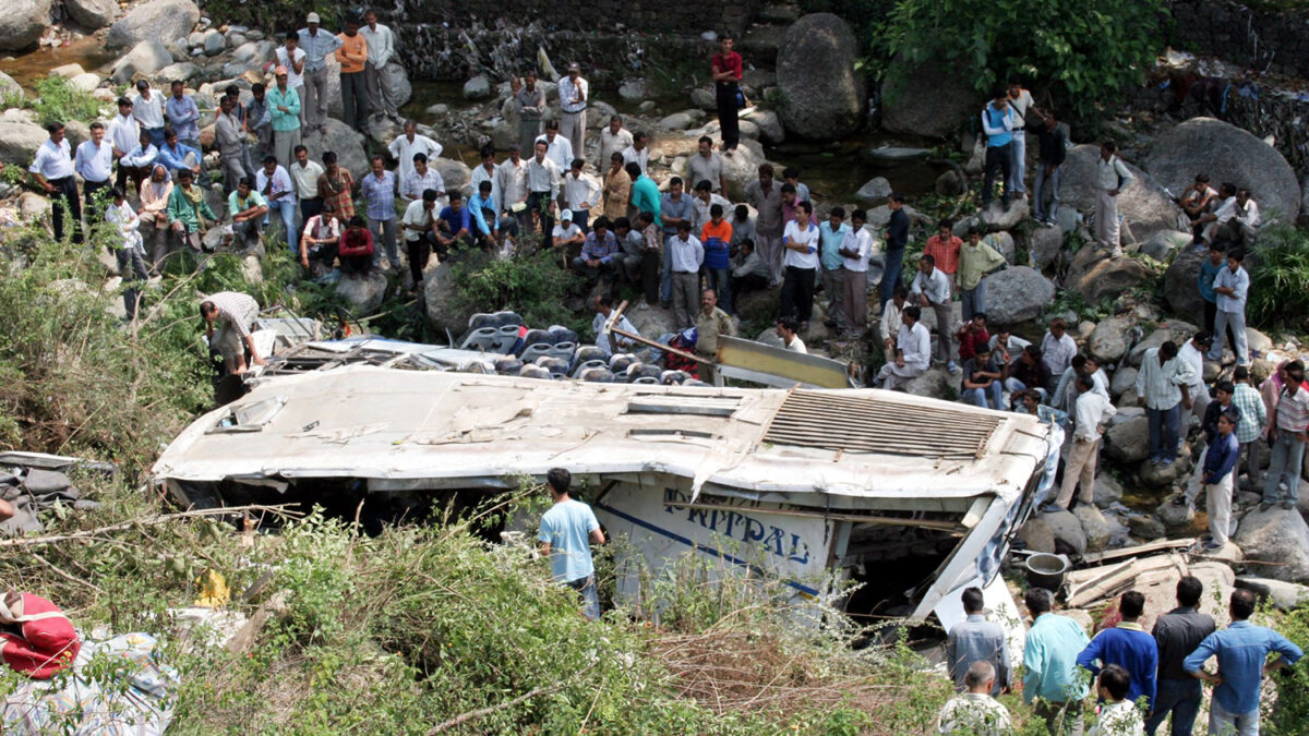 16 muertos tras caer un autobús al lecho seco de un río en India