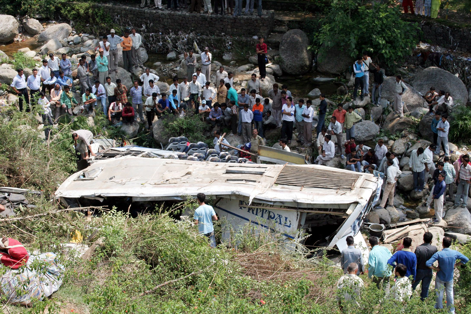 16 muertos tras caer un autobús al lecho seco de un río en India