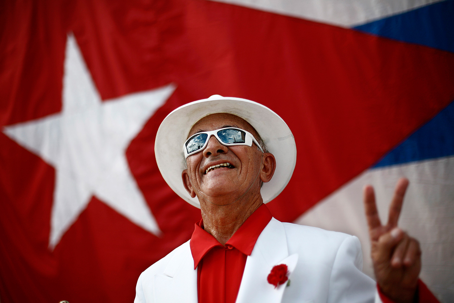 Nueva tendencia en Cuba: fotos con trajes y blusas digitales