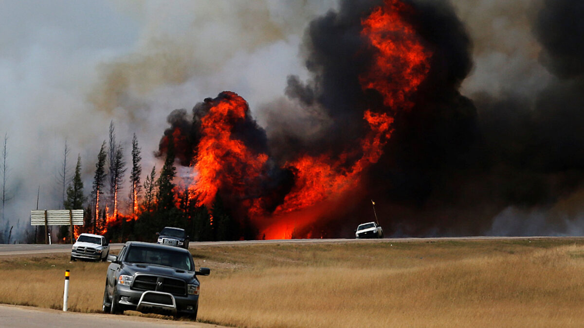 El fuego en Canadá se dirige sin control hacia varios campos petroleros