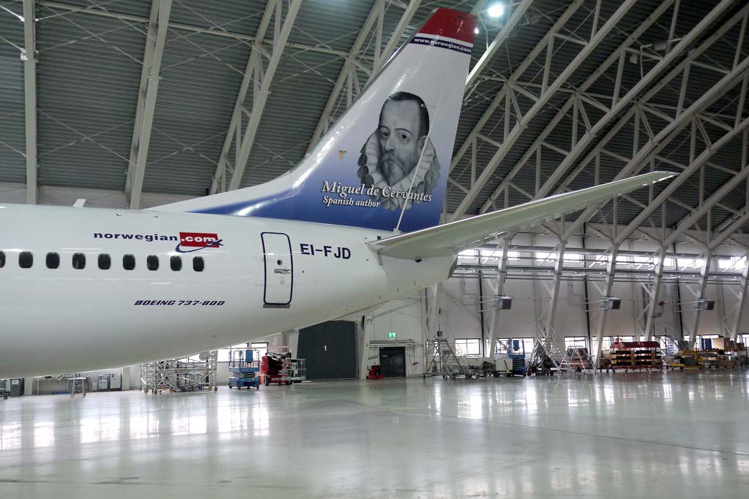 Norwegian rinde homenaje a Miguel de Cervantes subiéndole a sus aviones