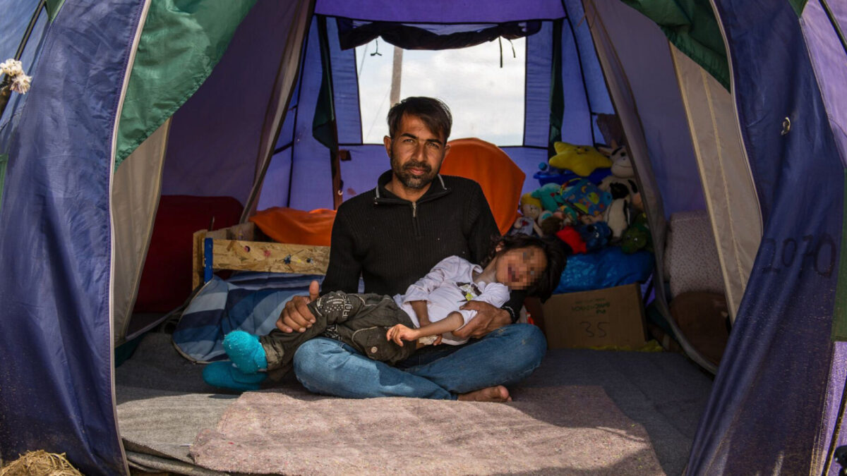 Llega a España el niño refugiado con parálisis que vivía atrapado en Idomeni