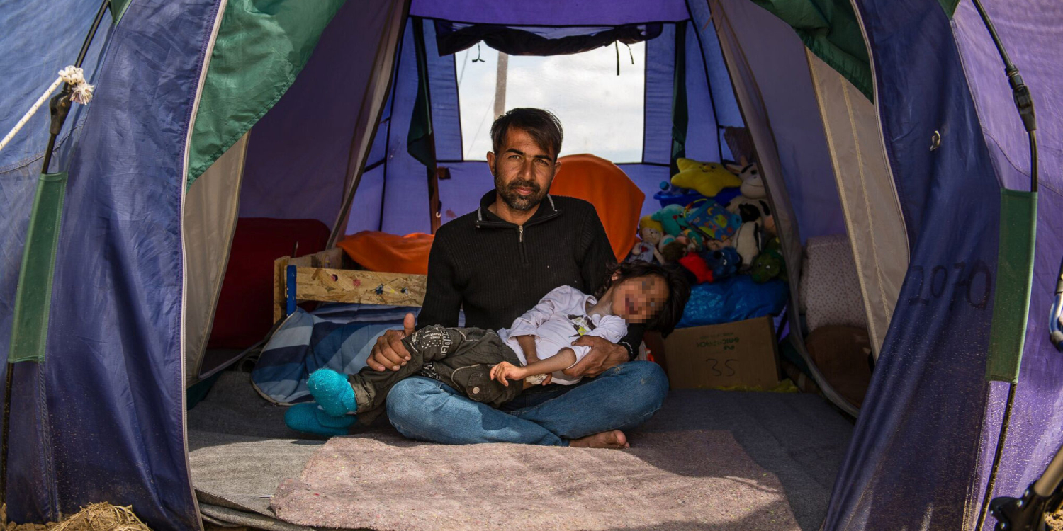 Llega a España el niño refugiado con parálisis que vivía atrapado en Idomeni
