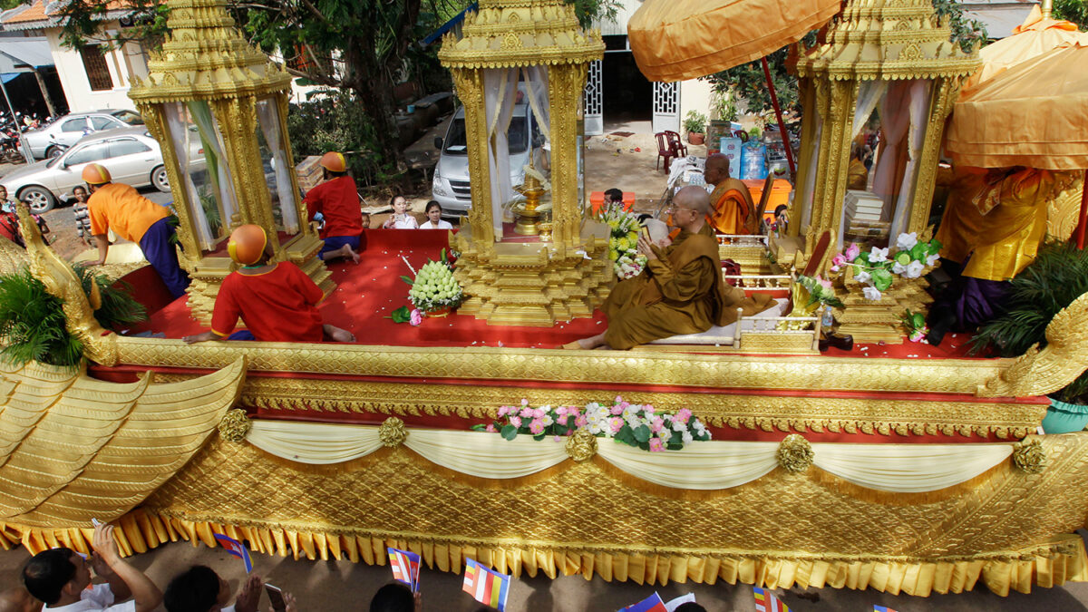 La urna dorada con las reliquias de Buda vuelve al santuario de Camboya