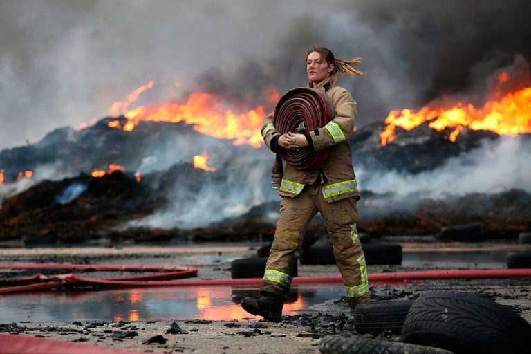 Un centenar de bomberos intentaron acabar con un incendio que se alargó durante varios días. FOTO: Andy Commins