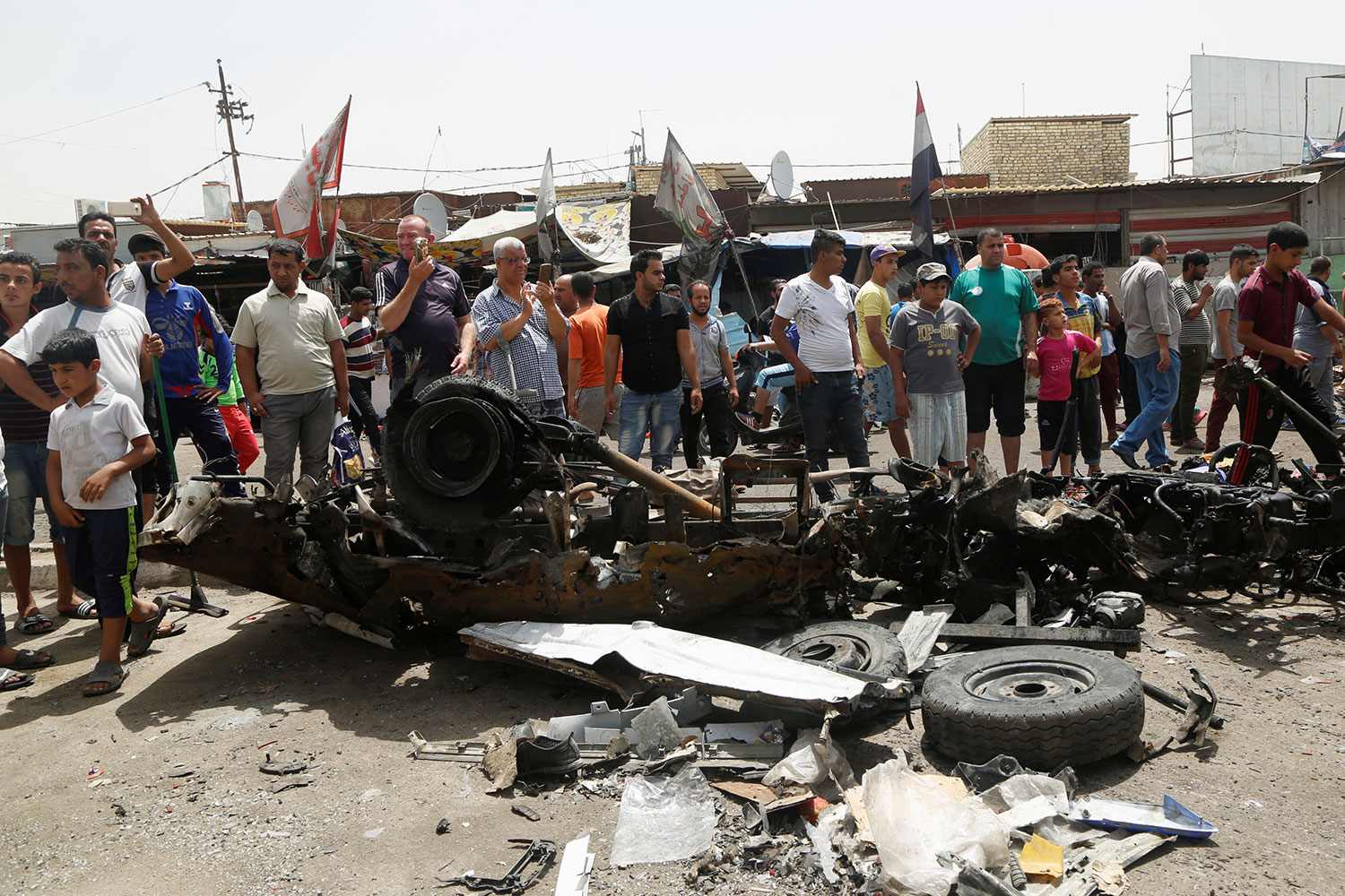 64 muertos tras la explosión de un coche bomba en un mercado de Irak