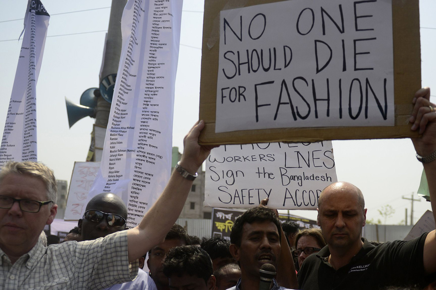 Las grandes marcas de moda siguen sin garantizar la seguridad en las fábricas de Bangladés