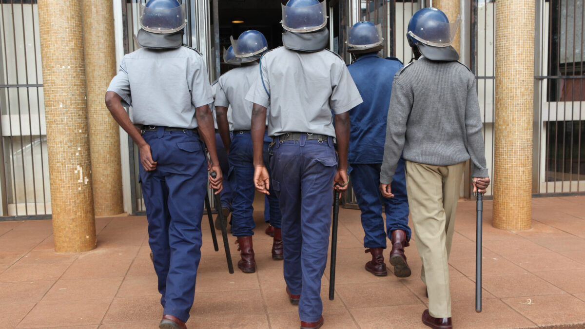 Zimbabue libera a 2.000 presos para hacer hueco en sus cárceles superpobladas