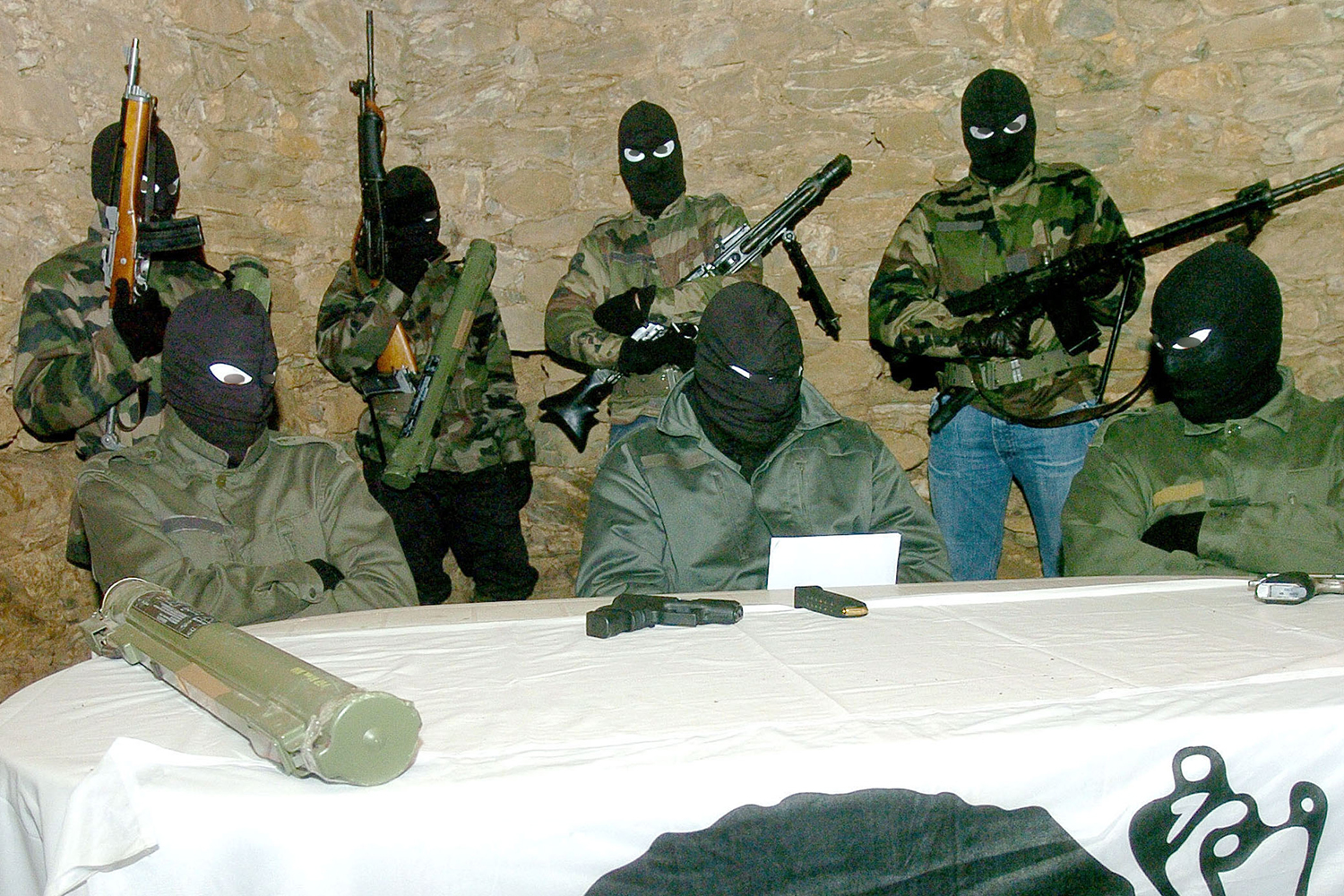 Los independentistas corsos anuncian su ‘desmilitarización’ encapuchados y armados