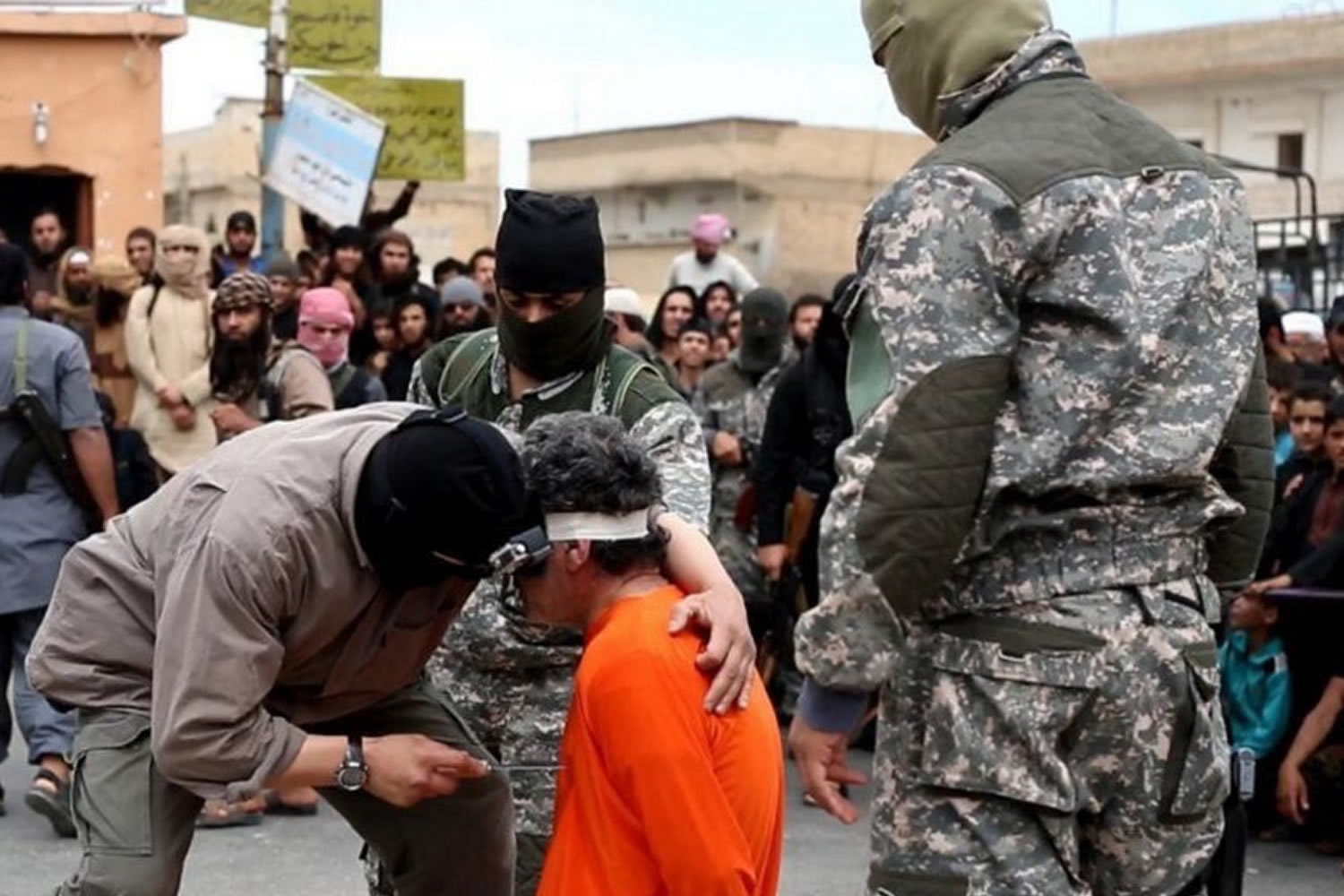 El Estado Islámico ejecuta a un hombre clavándole un cuchillo en el corazón delante de niños