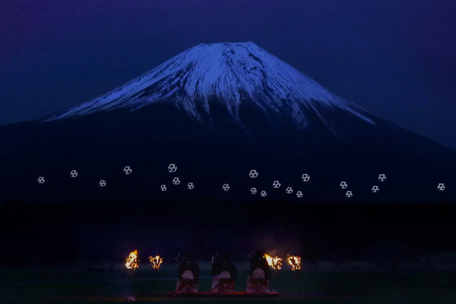Veinte drones bailan frente al Monte Fuji