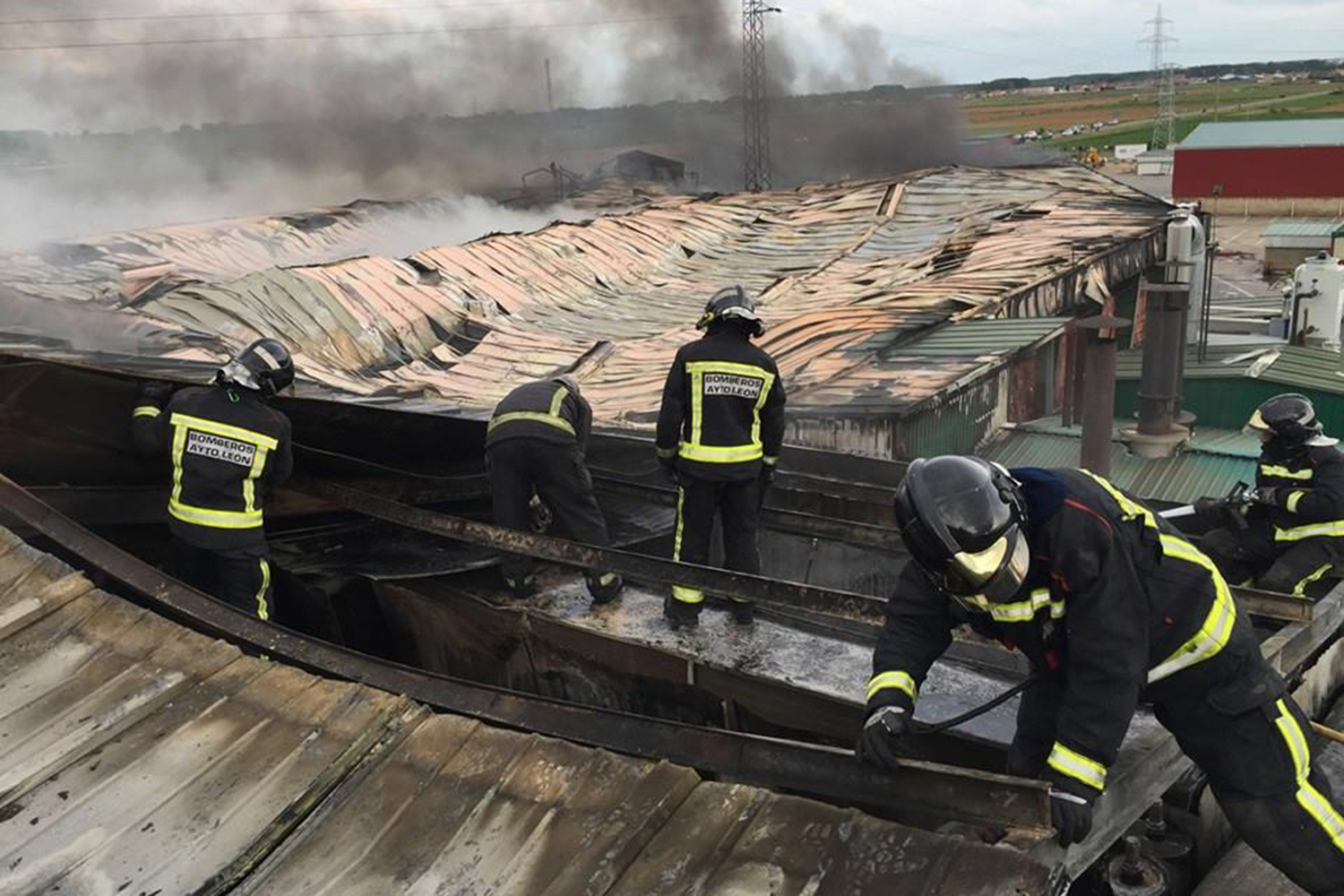 Futuro incierto para las 250 familias que trabajan en la fábrica de embutidos de León arrasada por las llamas