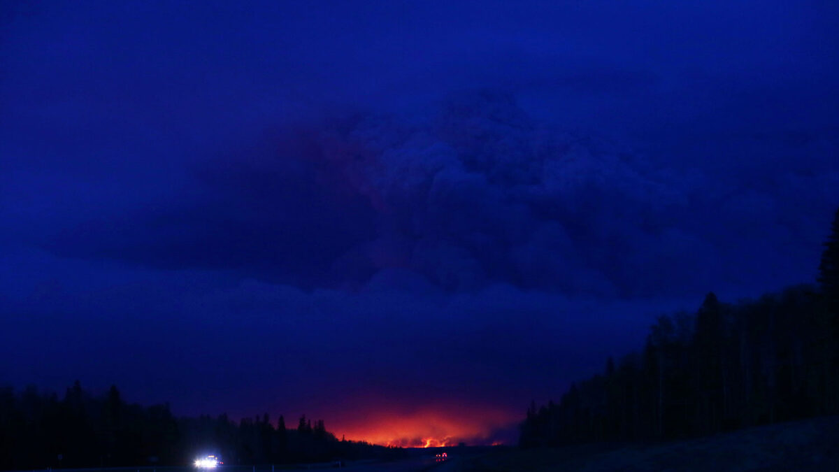 Estado de emergencia en la ciudad canadiense rodeada por el fuego