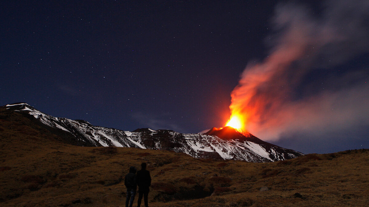 El Etna, el volcán más grande de Europa, entra en erupción