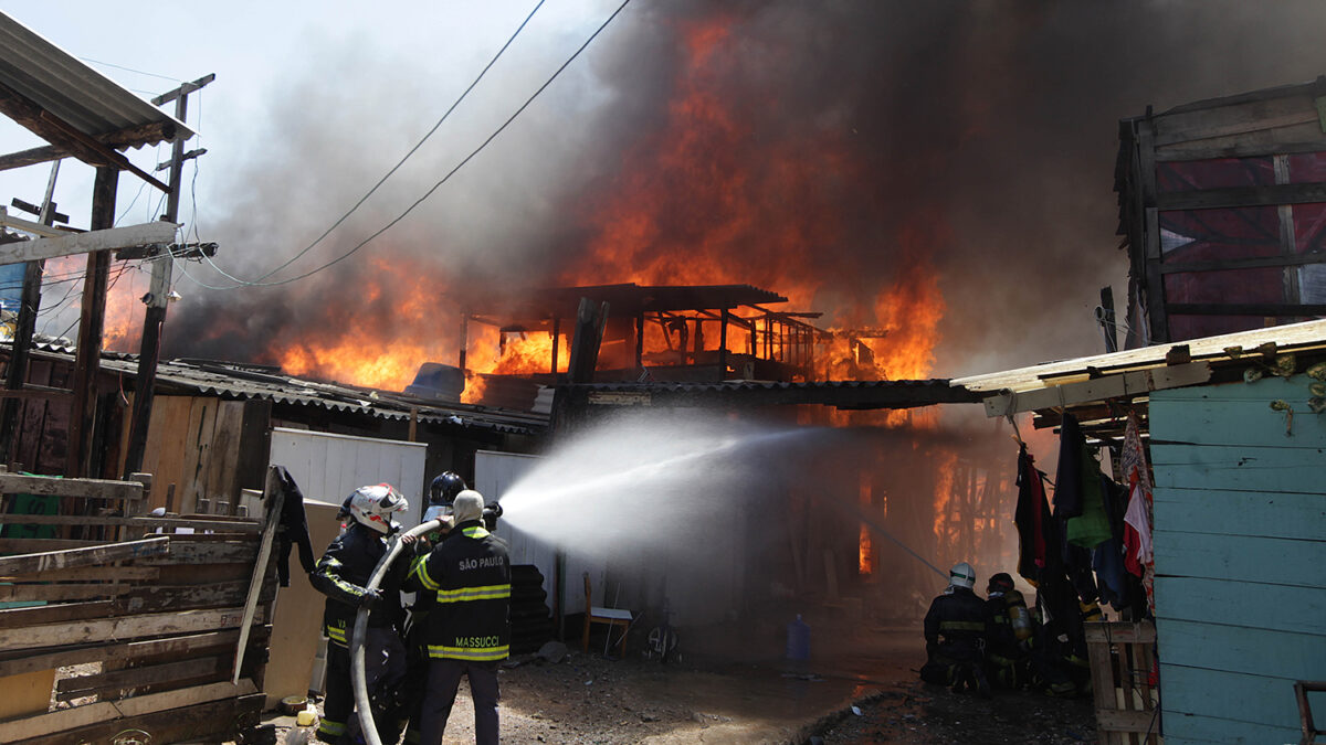 Más de 120 familias sin hogar tras incendiarse una de las mayores favelas de Brasil