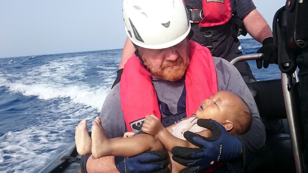 La fotografía de un bebé rescatado sin vida pone cara a una semana trágica en el Mediterráneo