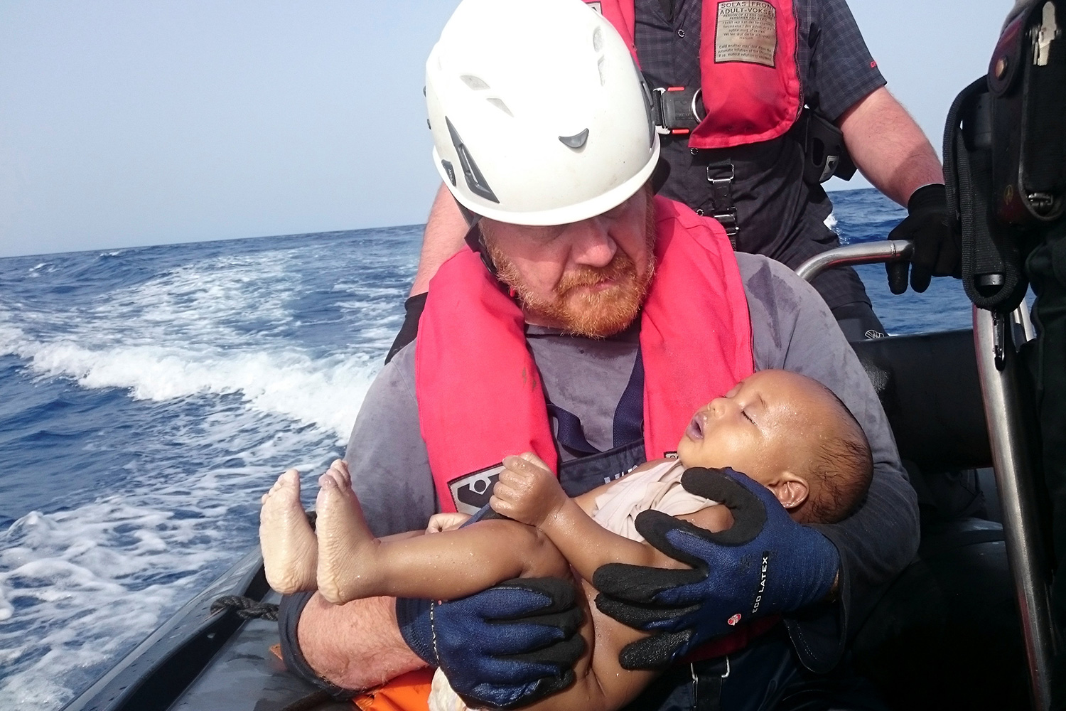 La fotografía de un bebé rescatado sin vida pone cara a una semana trágica en el Mediterráneo
