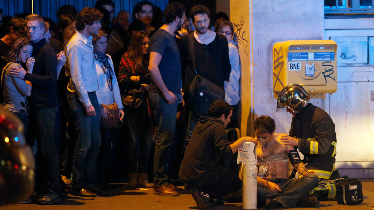 Una fotoperiodista se enfrenta a cargos penales por una foto de los ataques de París