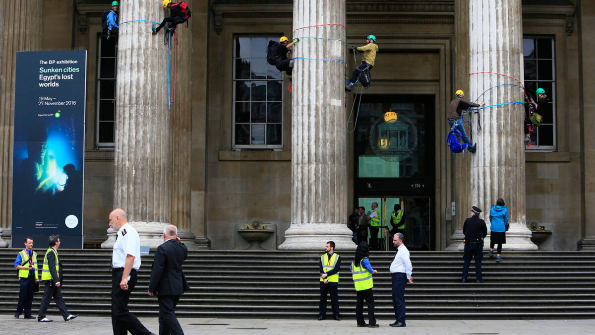 Greenpeace escala las columnas del Museo Británico que se ve obligado a cerrar