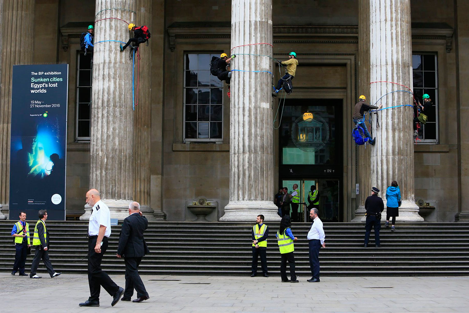 Greenpeace escala las columnas del Museo Británico que se ve obligado a cerrar