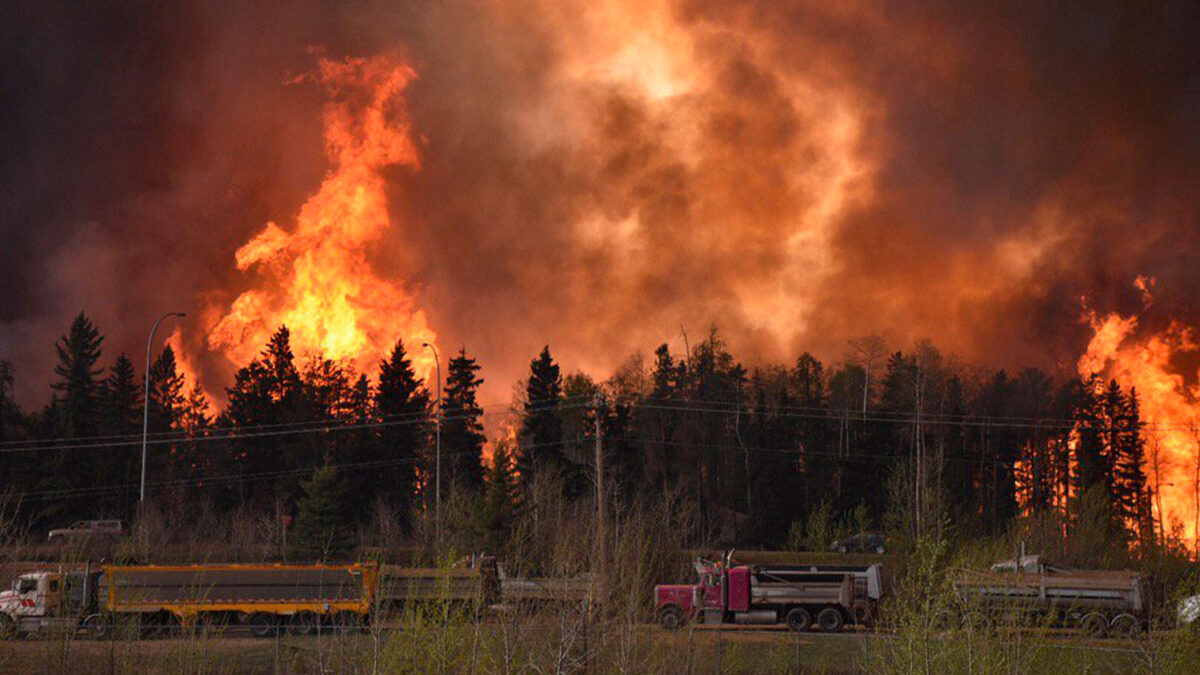 Evacuan a los 80.000 habitantes de una ciudad por un incendio devastador