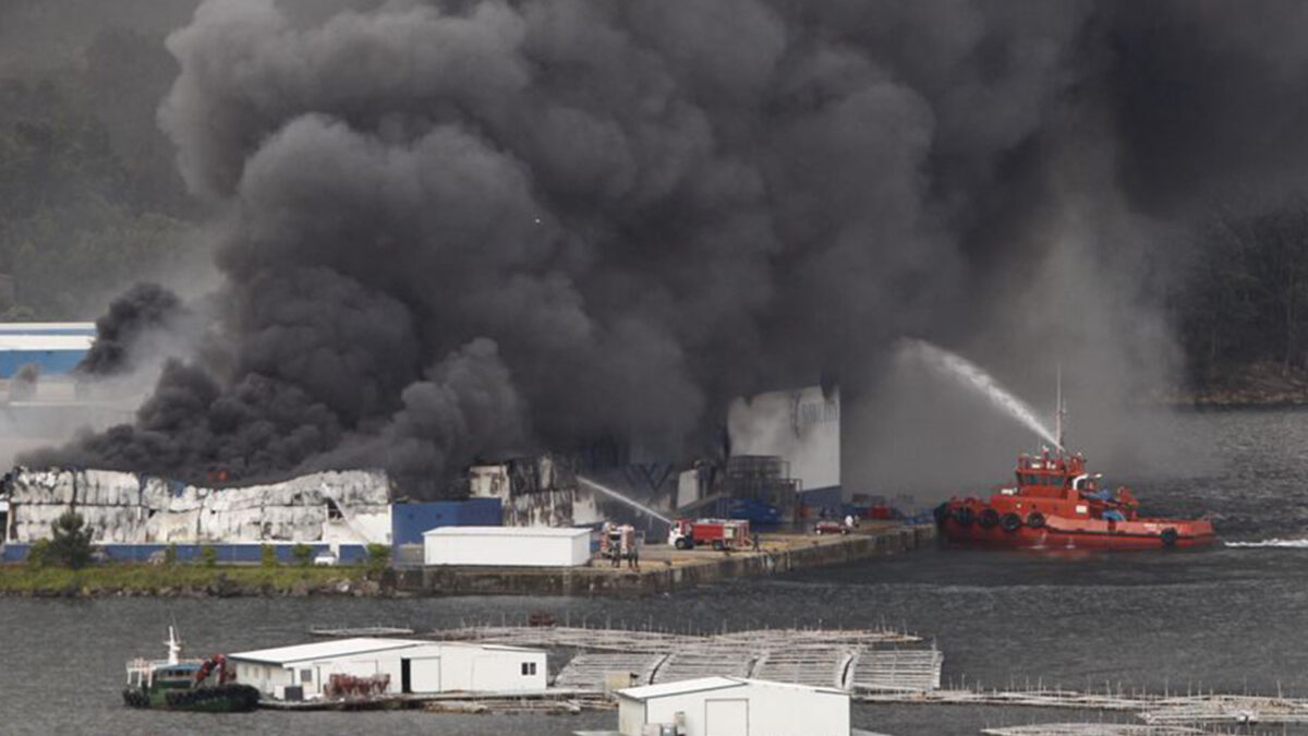 Una nube tóxica obliga a evacuaciones en Vigo tras el incendio de Fandicosta