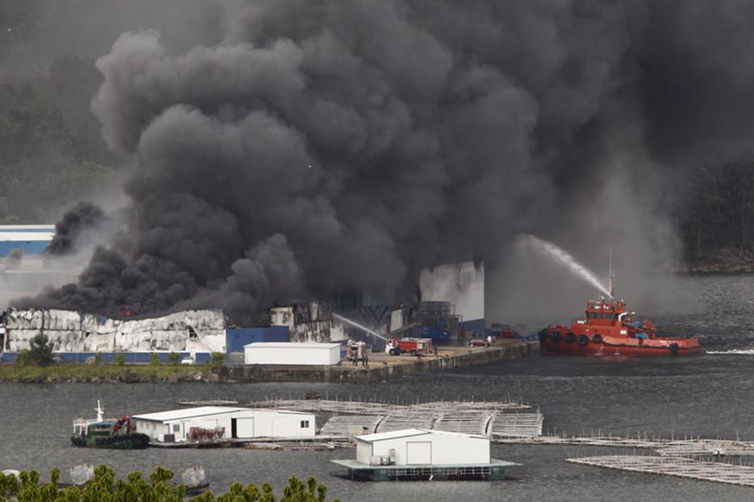 Una nube tóxica obliga a evacuaciones en Vigo tras el incendio de Fandicosta