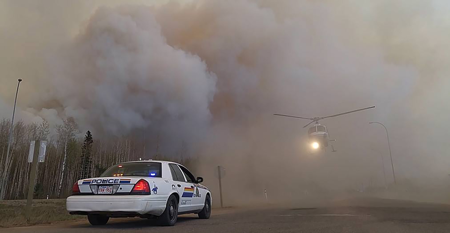 La falta de lluvias impide combatir el devastador incendio de Canadá