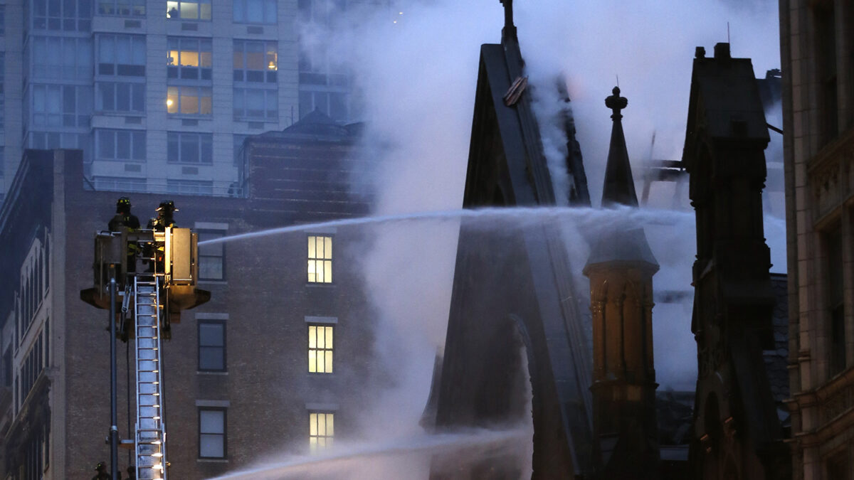 Un incendio devastador destruye una histórica iglesia de Manhattan