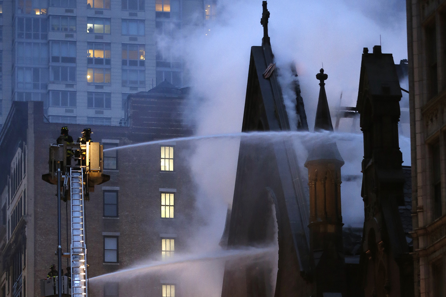 Un incendio devastador destruye una histórica iglesia de Manhattan