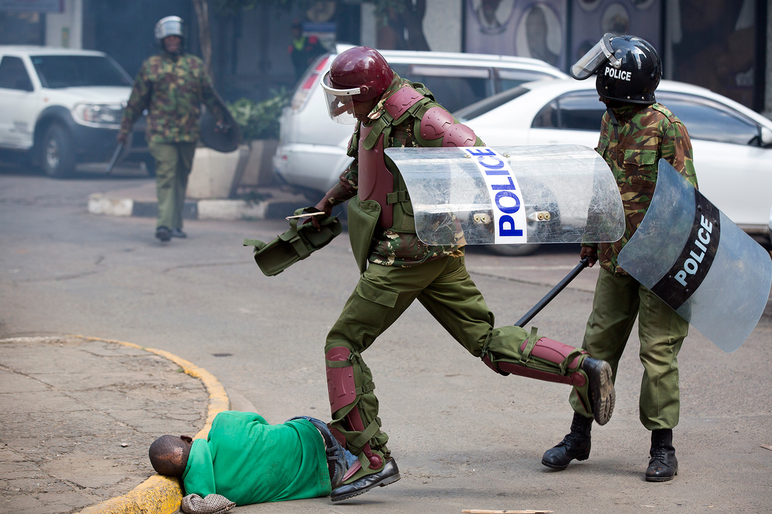 La policía de Kenia lanza una investigación después de que varios agentes fueran grabados dando una paliza a un manifestante