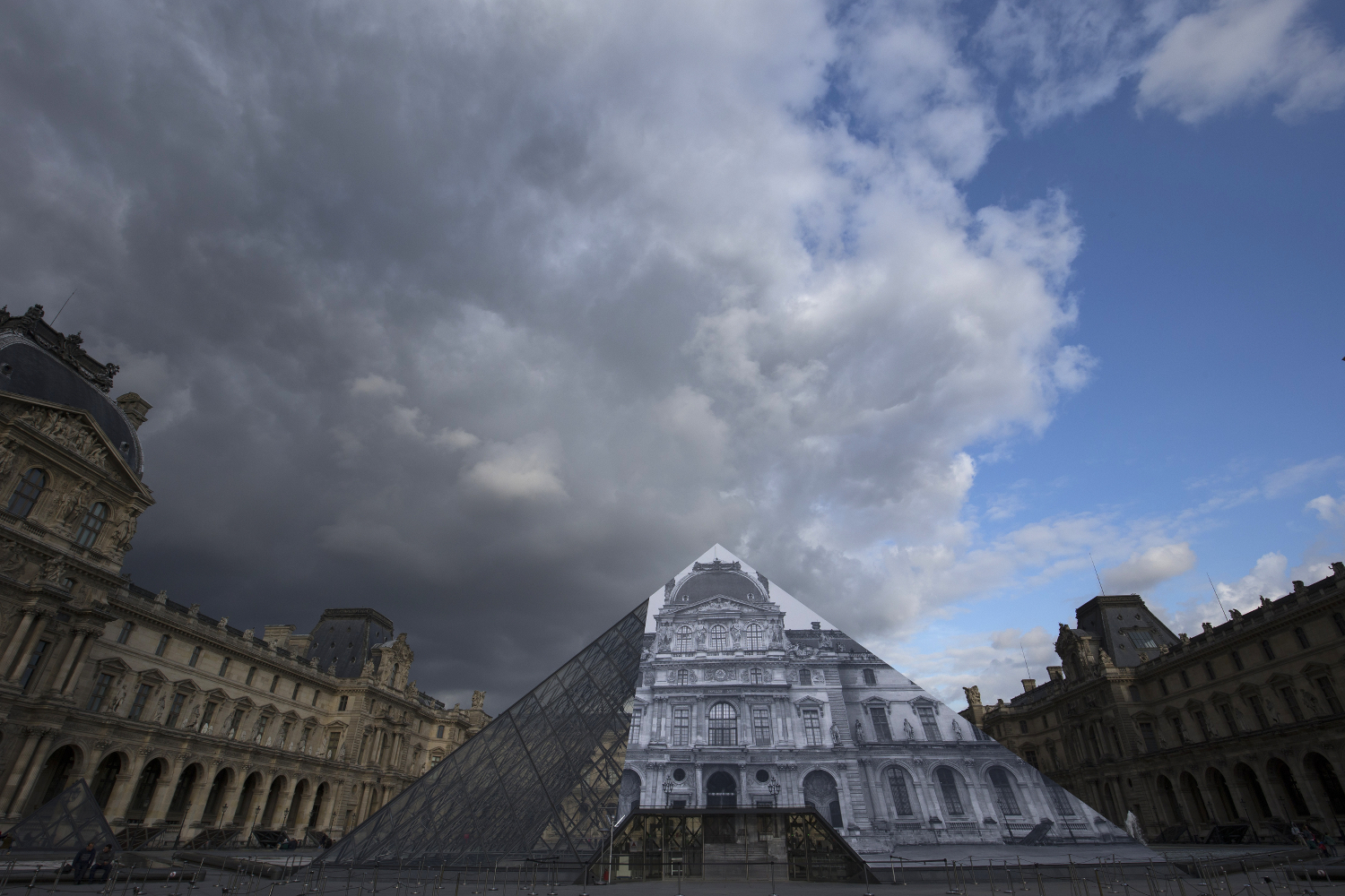 Un artista callejero hace desaparecer el Louvre