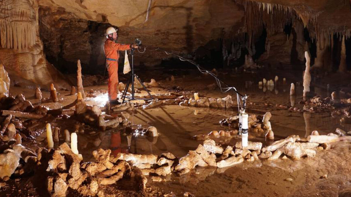 Hallan una construcción subterránea hecha por neandertales