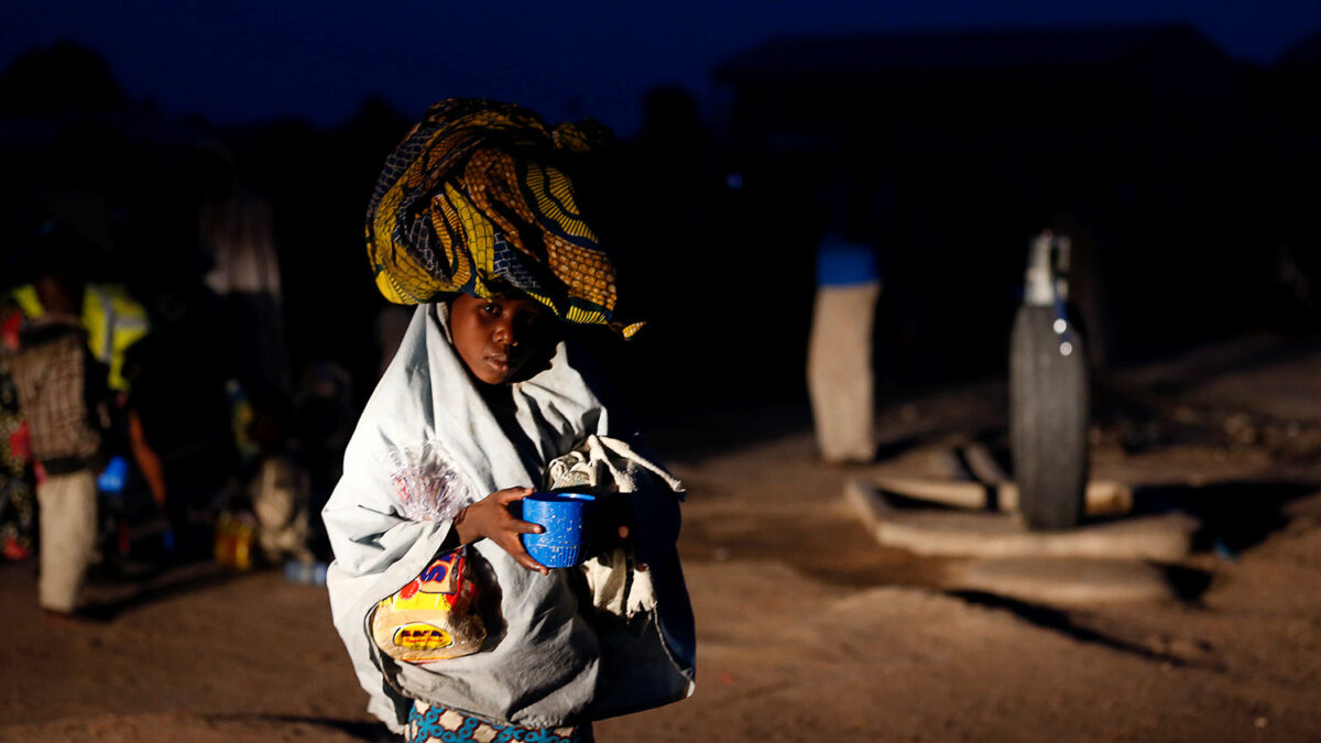 Dejan morir de sed a niños y bebés en un cuartel militar de Nigeria