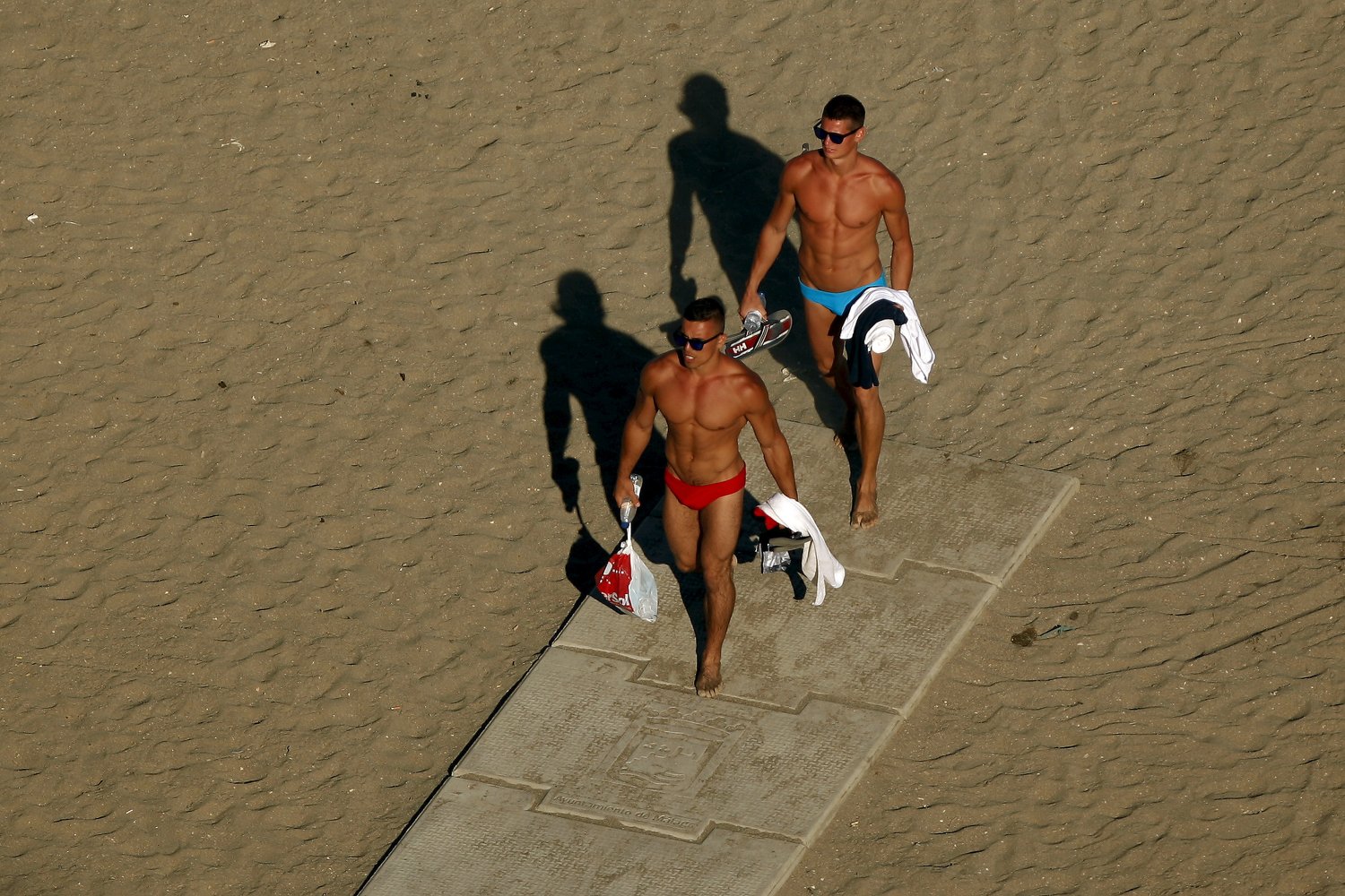 Si vas a Cádiz ten cuidado donde practicas nudismo