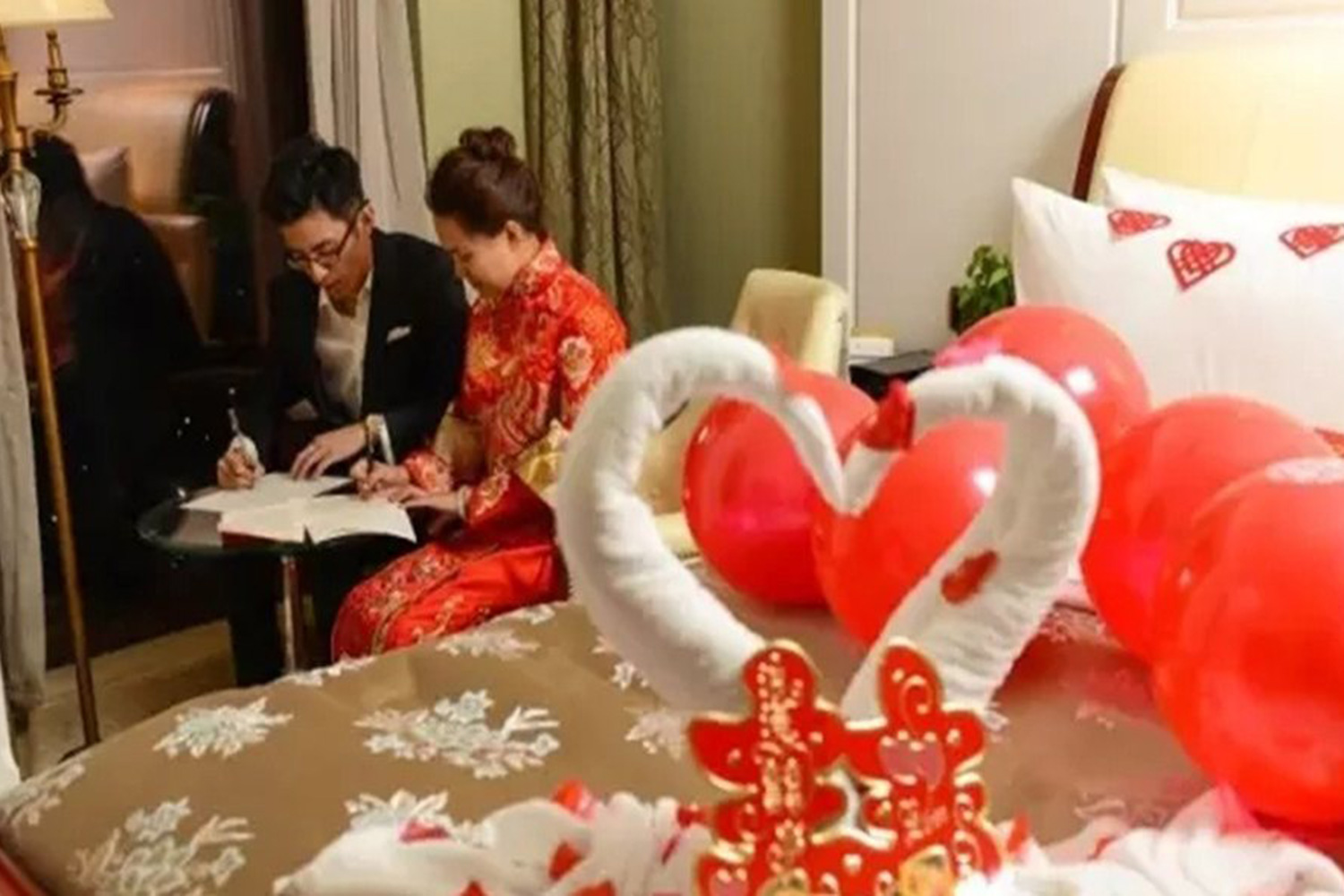Una pareja china pasa su noche de bodas copiando la Constitución comunista