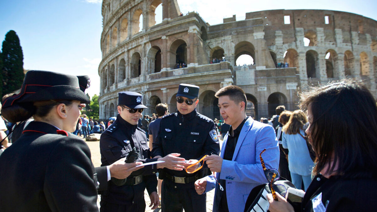 La policía china comienza a patrullar las calles de Italia