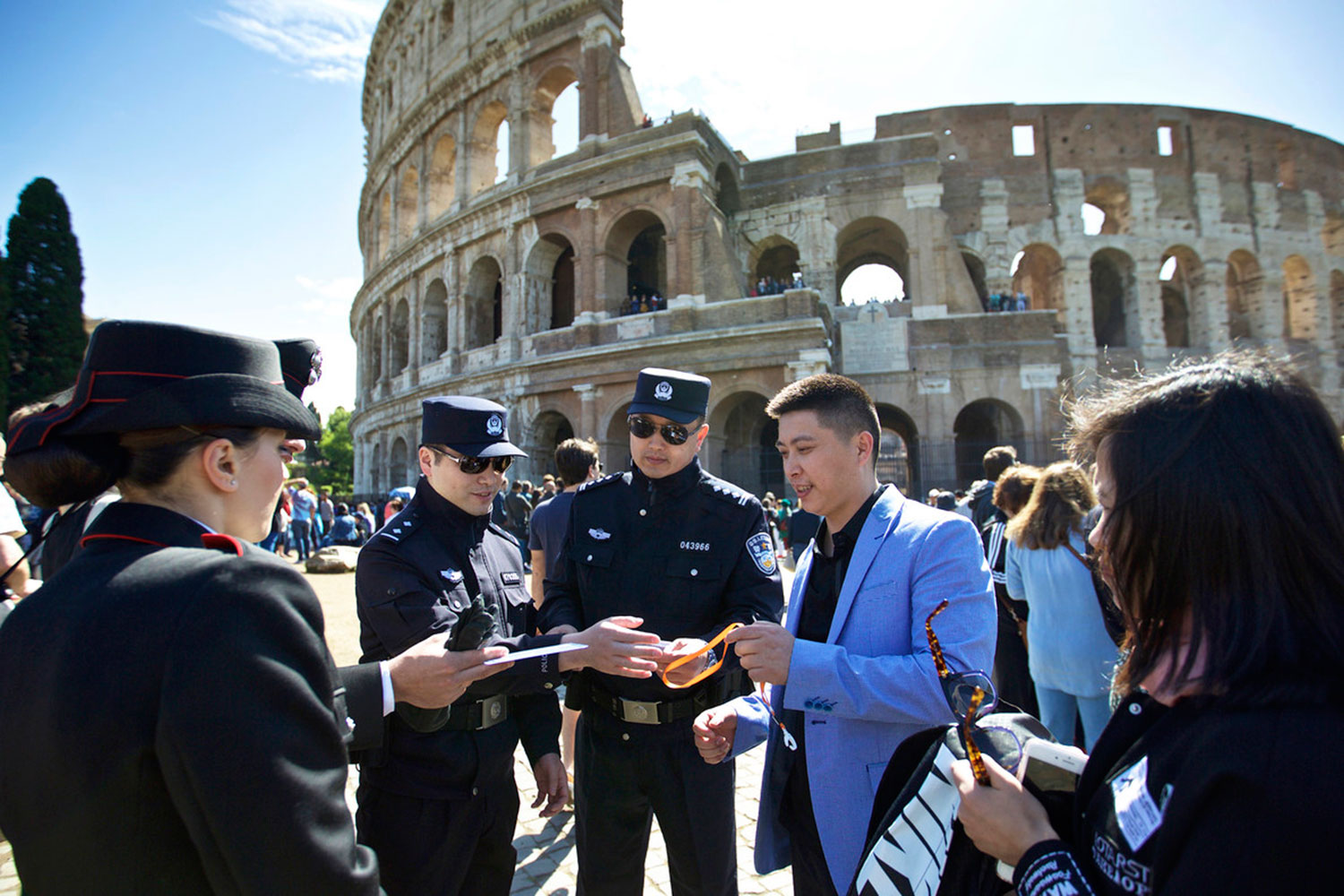 La policía china comienza a patrullar las calles de Italia