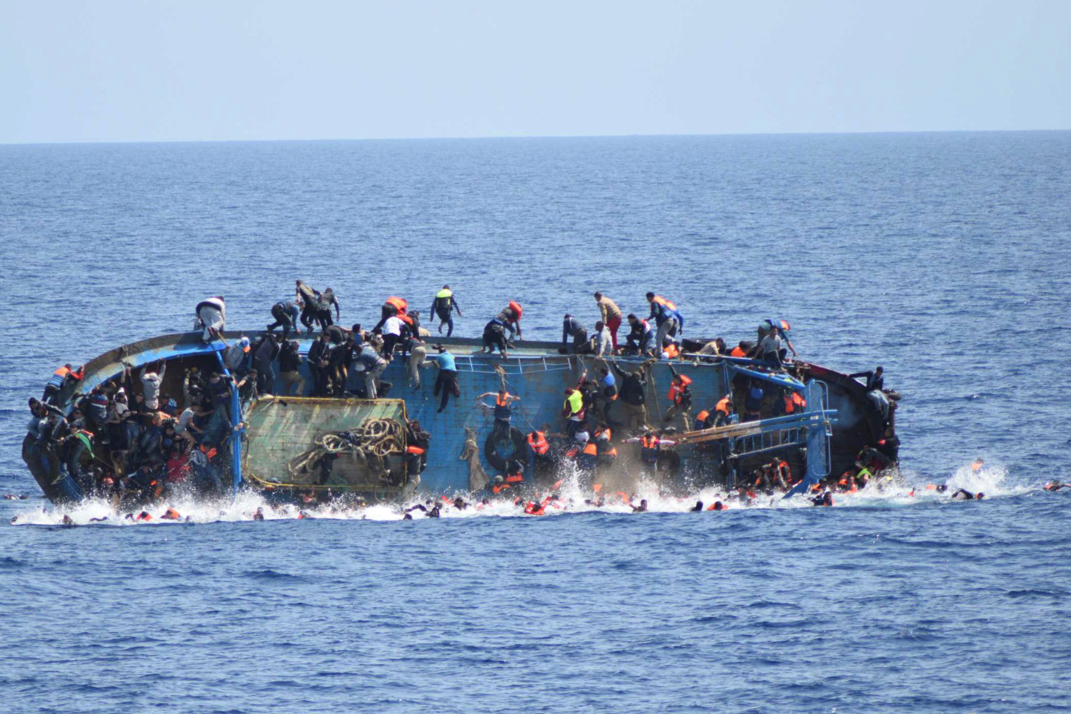 Rescatan ‘in extremis’ a 562 personas en el Mediterráneo