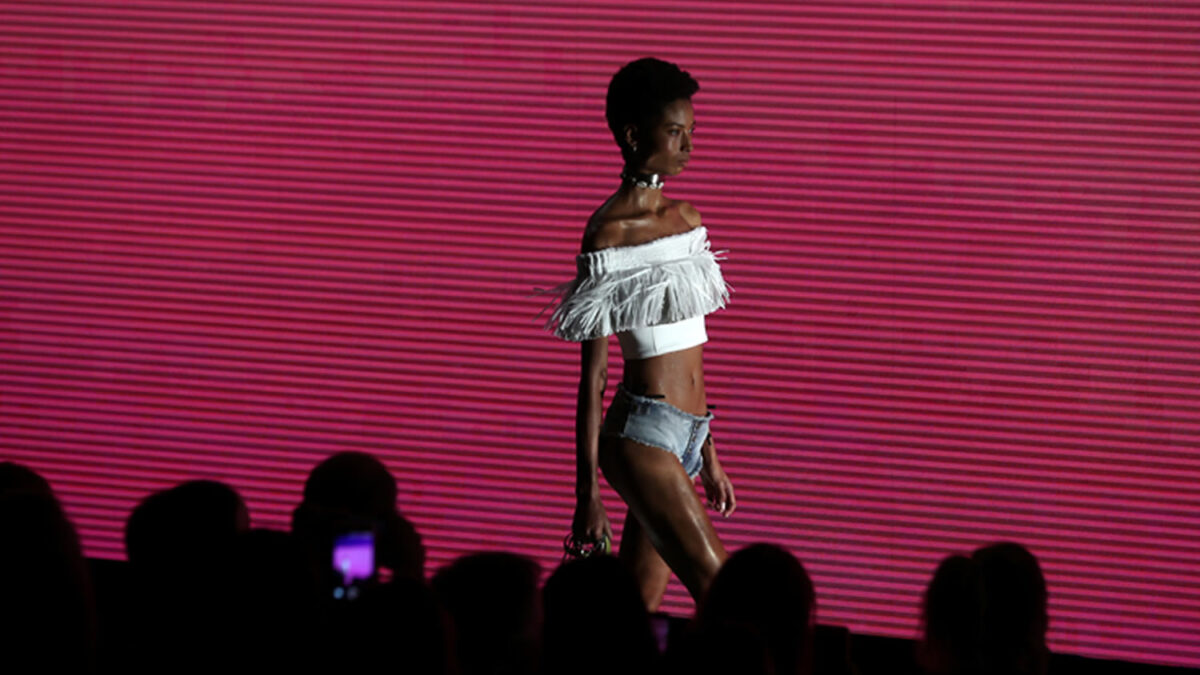 La onda surf vuelve a la moda en el cierre de la San Paulo Fashion Week