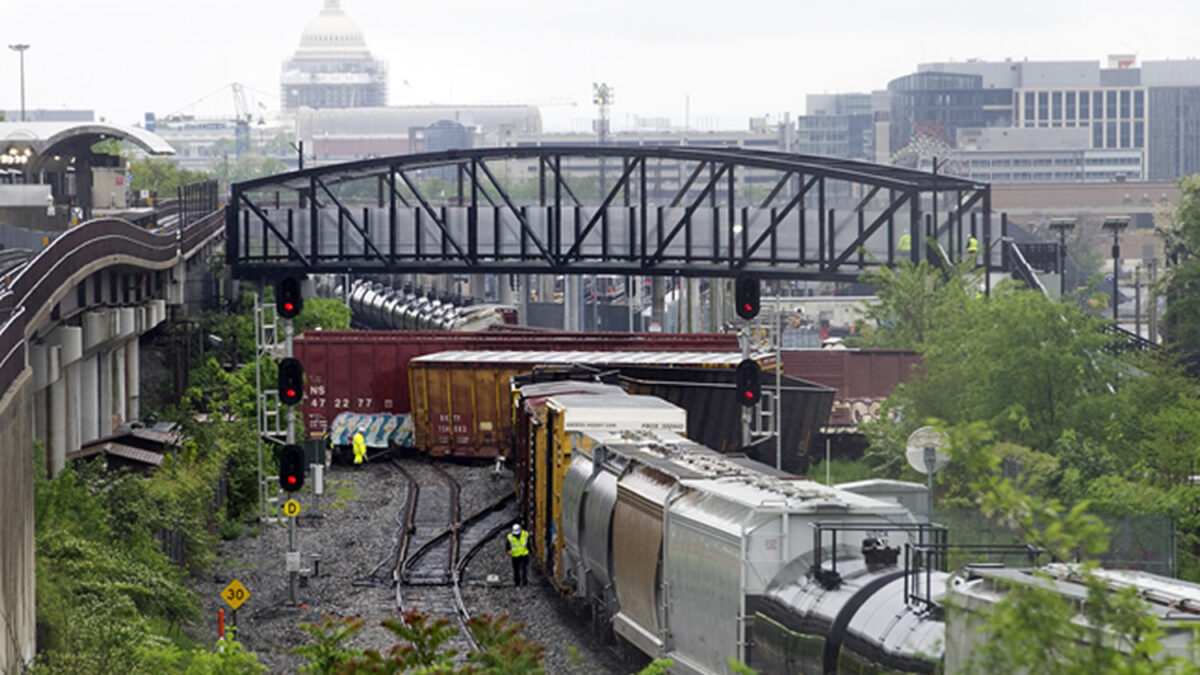 Descarrila un tren con mercancías peligrosas en Washington DC