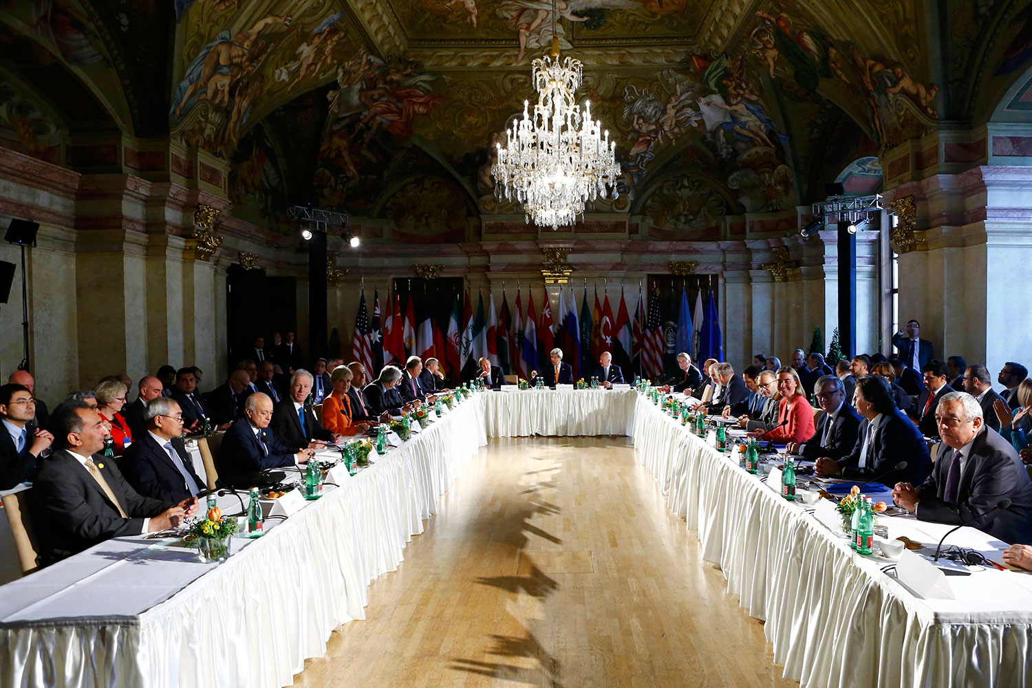 España participa por primera vez en la cumbre de Viena para poner fin a la guerra de Siria