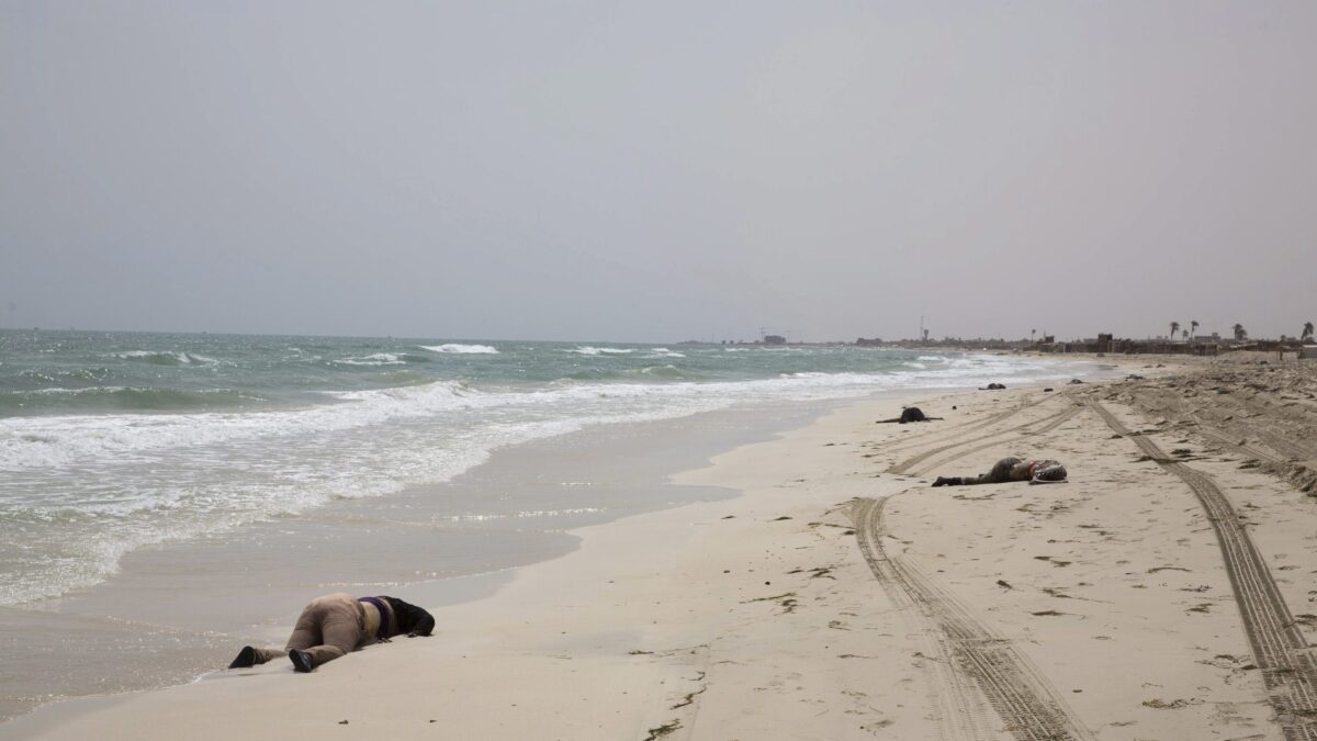 Encuentran 117 cadáveres en avanzado estado de descomposición en una playa de Libia