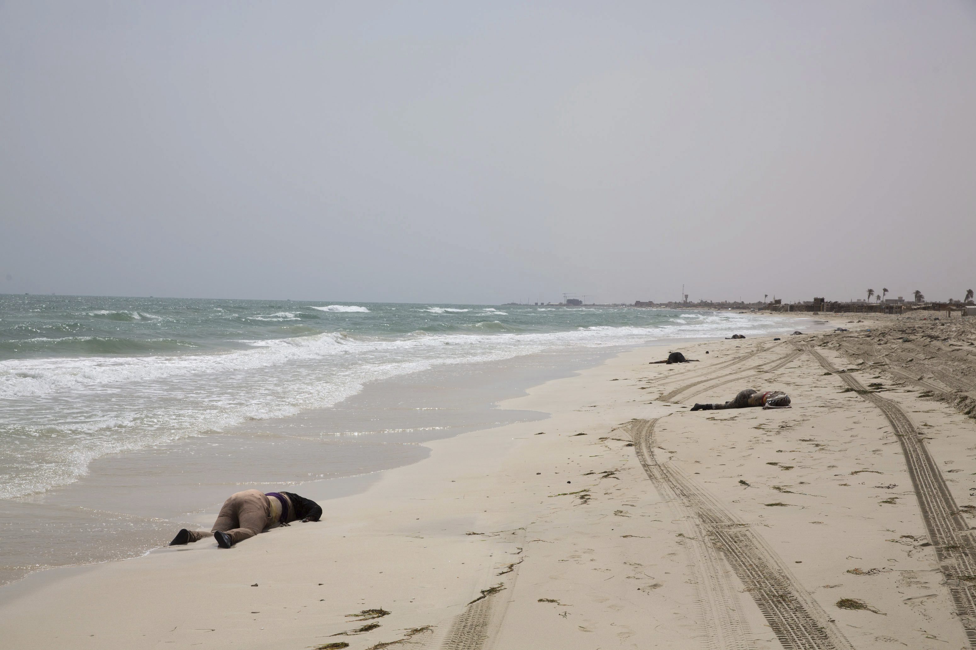 Encuentran 117 cadáveres en avanzado estado de descomposición en una playa de Libia