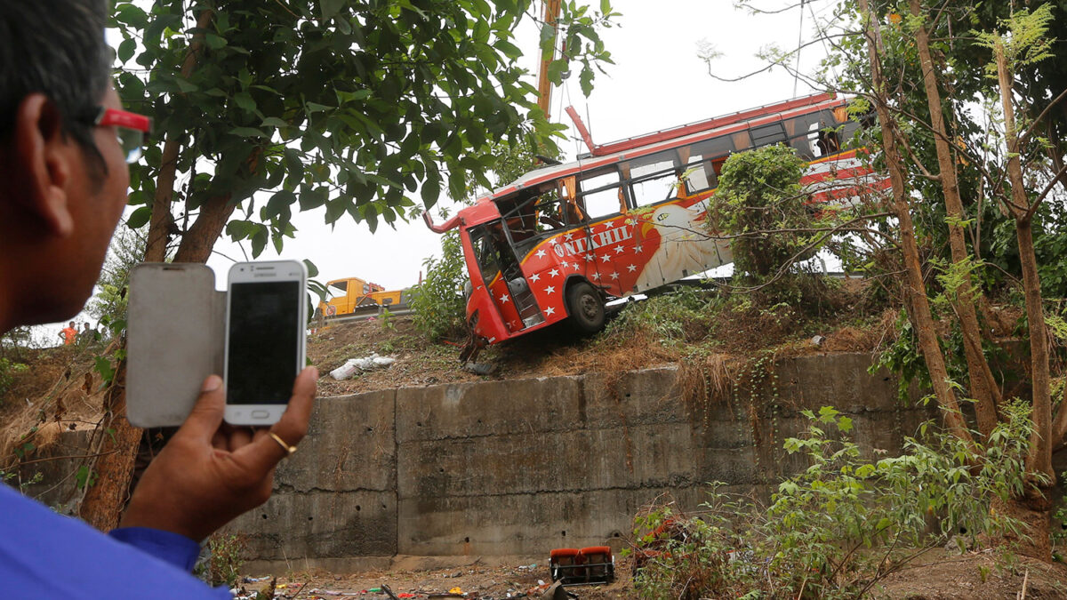 Al menos 30 muertos al caer un autobús por un desfiladero en India