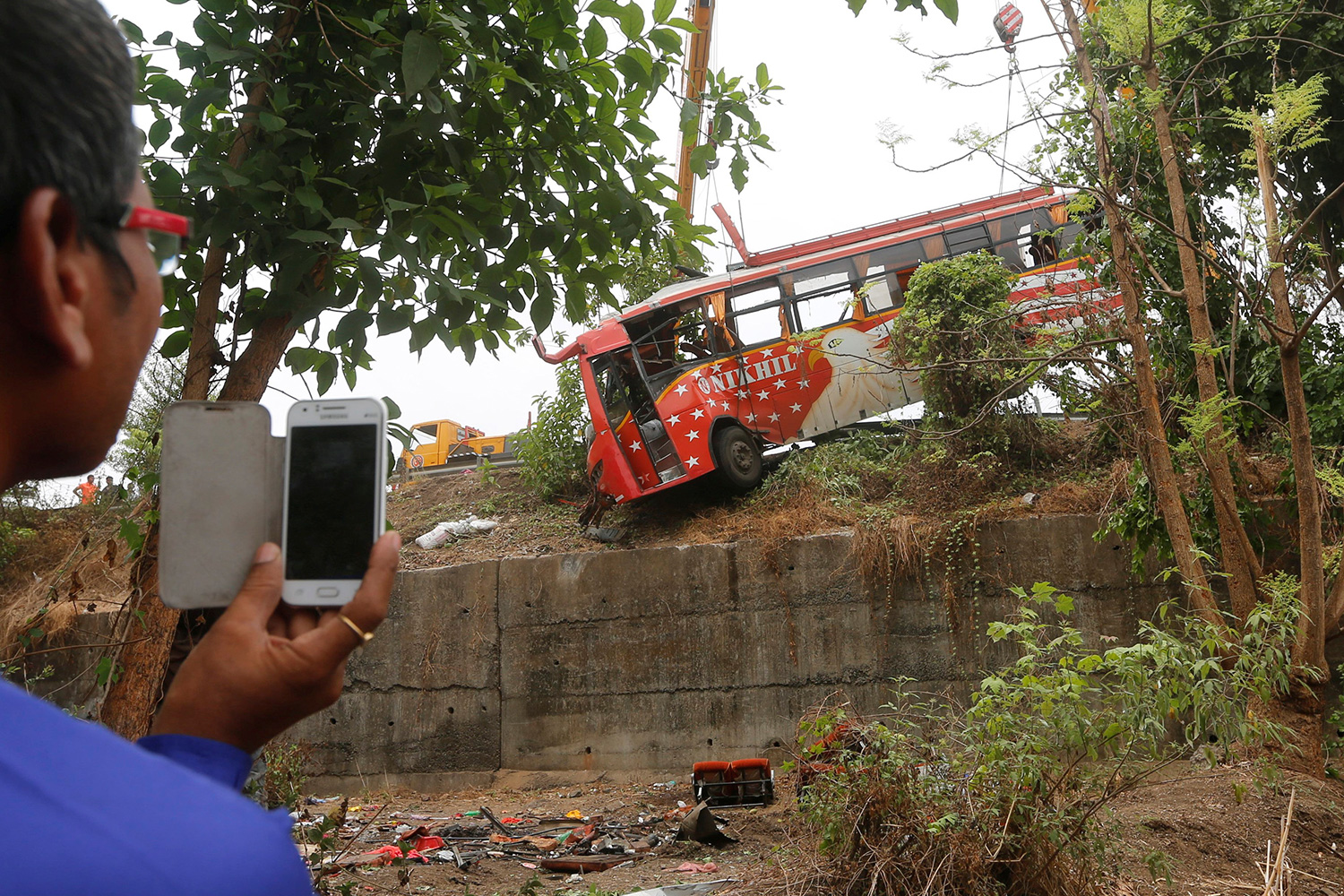 Al menos 30 muertos al caer un autobús por un desfiladero en India