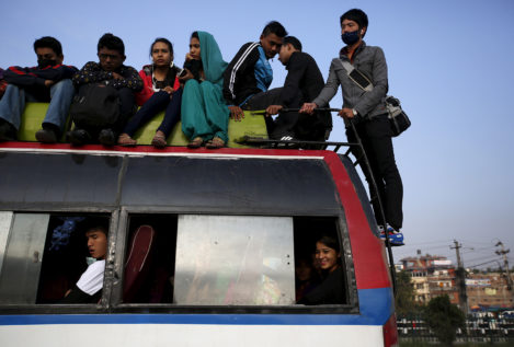 Los autobuses públicos en India tendrán 'botones del pánico' para proteger a las mujeres