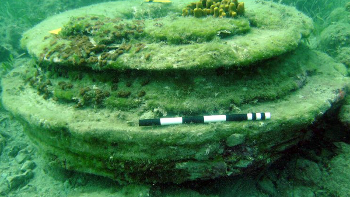 Buzos descubren bajo el agua lo que parece ser una antigua isla griega